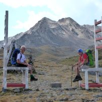 19-Timmelsjoch goosse Stuehle oder kleine Menschen