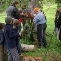 Spiele bei den Wanderungen unterwegs sind immer sehr beliebt. Beim Durchkrabbeln des Spinnennetzes konnten unsere Bergkatzen ihre Wendigkeit zeigen. 