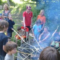 Feuer und Stockbrot waren der beliebteste Programmpunkt für die Kinder – wer von den Erwachsenen fühlt sich nicht an eigene Lagerfeuerromantik erinnert?