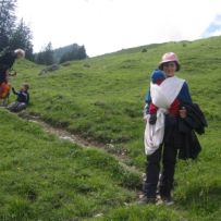 Beim Alpenverein sind natürlich auch die Allerkleinsten dabei. Mit Baby in die Berge erfordert ein wenig Vorsicht: Keine Bergbahn, nicht zu große Höhen und auf Unterkühlungsgefahr achten.