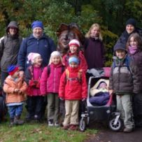 Familiengruppe vor dem Besuch des Baumwipfelpfades