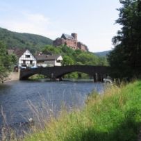 Noch sonnige Aussicht auf die Burg Hengebach  über die Rur hinweg nach Heimbach.