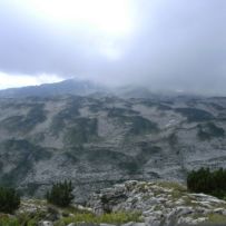 Blick zurück über den Gottesacker – links im Hindergrund die Ifenwand  