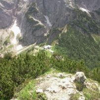 Blick von oben auf das Stripsenjochhaus, links oben im Bild der Einstig zum Eggersteig