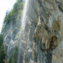 Der Schleierwasserfall-unten rechts ein Kletterer