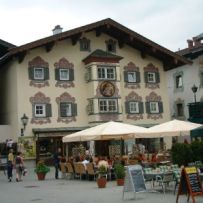 Auf dem Marktplatz von St. Johann in Tirol
