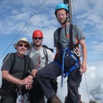 Erwin, Jürgen und Thomas am Gipfelkreuz des Wilden Freigers
