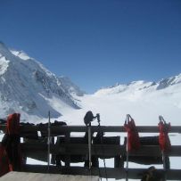 Blick von der Konkordiahütte über den  Großen Aletschfirn zur Lötschenlücke und Holandiahütte