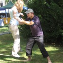 Christoph mit Franzi auf der Slackline