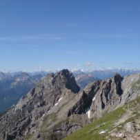 Unterhalb der Karwendelspitze mit Blick gen Süden (Richtung Stubaier Gletscher und Ötztaler Alpen)