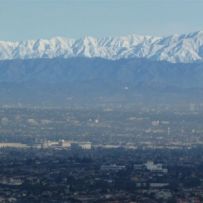 Los Angeles mit den schneebedeckten Bergen der Sierra Nevada  