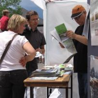 Im Gespräch am Infostand