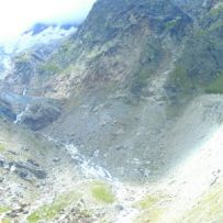 Gletscher oben links und unten rechts die Moräne 