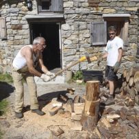 Karl Josef beim Holzhacken