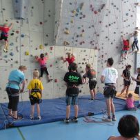 Die Hüter der Kletterwand: Annette, Jan, Julian, Sven, Kerstin und am Rand nach zur Hälfte Björn...