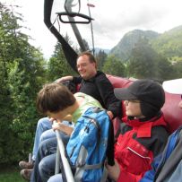 Stephan, Jan, Paul und Rudi mit dem Sessellift zum Klettersteig