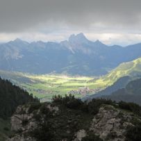 Gipfelblick mit Sonne und Wolken