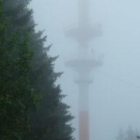 Weithin sichtbar: Sendemast auf dem Schwarzen Mann.