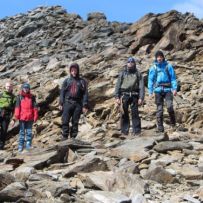 Raffael, Paul, Björn, Markus, Freddy (Rudi fotografiert) im Fels bei einer Rast auf dem großen Turm im Anstieg