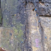 Kletterethik im Elbsandsteingebirge: Bunte Plastikgriffe am Felsmassiv  - steht ein Paradigmenwechsel bevor?
