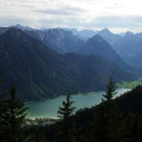 Blick von der Erfurter Hütte auf den Achensee. Am Abend konnten wir von der Terrasse der Hütte ein heftiges Gewitter beobachten.