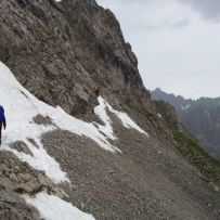 Einige Schneereste, bei klarem Blick könnte man die Zugspitze sehen, 