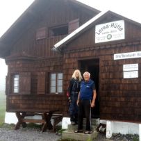 Auf der Loreahütte, eine Selbstversorgerhütte, vorsorgte uns der ehemalige Hüttenwirt Kurt mit Tee, einer Schüssel heißem Wasser zum Waschen, Schnaps und guter Unterhaltung.