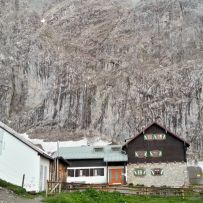 Die Anhalter Hütte am Morgen