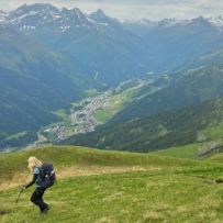 Abstieg zum Ziel des Adlerweges St. Anton. Der Zivilisation entgegen.