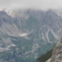 Zwischen Forc. Val di Brica und Forc. dell’ Inferno: grandiose Bergwelt mit dem Biv. Marchi-Granzotto in der Ferne