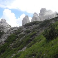 Abstieg von der Forc. dell’ Inferno: Blick zurück nach oben und in das vor uns liegende Tal