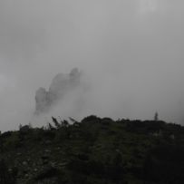 Der letzte Abend im Gebirge: Dämmerung und Nebelschwaden ziehen von den Gipfeln herab