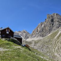 Hermann von Barth Hütte mit der Wolfebener Spitze