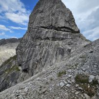 Süd-Ost-Wand (Plattenwand). Im linken Drittel die Barderführe - im rechten Drittel die Abseilroute Schwabentanz.