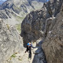 Ruth beim Aufstieg durch den Kamin zum Hauptgipfel. Dahinter direkt über ihr die 10 m Abseilstelle vom Plattengipfel.