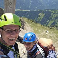 Auf dem Hauptgipfel mit Blick zur Hütte