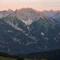 Abendstimmung mit Blick in die Lechtaler Alpen: In der Mitte die Ruitelspitze - bestehend aus mehreren Gipfeln. Links dahinter die pyramidenartige Zwölferspitze und etwas weiter rechts dahinter die kleine Parseierspitze.