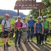 Unsere Protagonisten im Zustieg zum Klettersteig