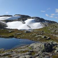 23 Bergsee mit Schneefeld