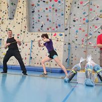 Ziehen an einem Strang, um für Sicherheit und Spaß an der Kletterwand zu sorgen: Das DAV-Eifel-Routenbauteam mit Dirk Weber (v.l.), Tameer Eden, Kira Eden und Armin Zalfen. Bild: Eifeler Presse Agentur/epa