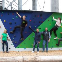 Wegen der Corona-Einschränkungen fand die Einweihung der Boulderwand in Udenbreth ohne große Feier statt: Rudolf Westerburg (v.l.), Bürgermeister Hellenthal, Jutta Dederichs, Eifel-Verein (EV) Ortsgruppe Udenbreth, Tameer Eden, DAV Sektion Schleiden, Nico