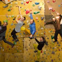 Andrea (von links), Armin, Tim, Timo, Ruth, Thorsten und Tameer hängen gemeinsam in der Boulderscheune „Fifty Shades of Hay“ ab. Bild: Kira Eden/Eifeler Presse Agentur/epa