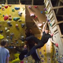 Spaß an der Boulderwand. Bild: Kira Eden/Eifeler Presse Agentur/epa