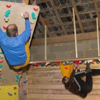 Timo in der 50-Grad-Wand, Toto im Dach – so kann man sich schnell „platt“ machen. Bild: Tameer Gunnar Eden/Eifeler Presse Agentur/epa