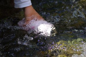 Bergwasser in die Trinkflasche