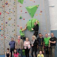 Jo Wildenberg (oben, v.l.) und Tameer Eden haben die Routen auf die neue Kletterwand geschraubt. Max Theißen (2.v.l. stehend), erster Vorsitzender des DAV Schleiden/Eifel, bedankte sich für die gute Zusammenarbeit bei Bürgermeisterin Sabine Preiser-Marian