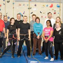 Klettern ist Teamsport: Die DAV-Trainer Armin Zalfen (v.l.), Dirk Weber, Kira Eden, Rolf Bitz und Tameer Eden mit dem NEW JOB-Team Bernhard Schmalenbach, Denise Körber, Apaarna Mahadevan, Thorsten Baur, Sylvia Schneider, Tanja Scheuls (Geschäftsfeldleitun