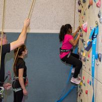 Gut gesichert ging es für die NEW JOB-Angehörigen zum ersten Mal die Kletterwand hinauf. Foto: Sylvia Schneider