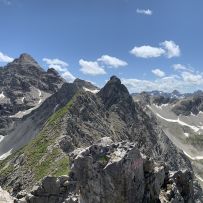 Blick zurück Nordgipfel. Im Hintergrund der Hochvogel 2654m