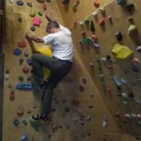 Armin Zalfen an der Boulderwand. Foto: Tameer Eden